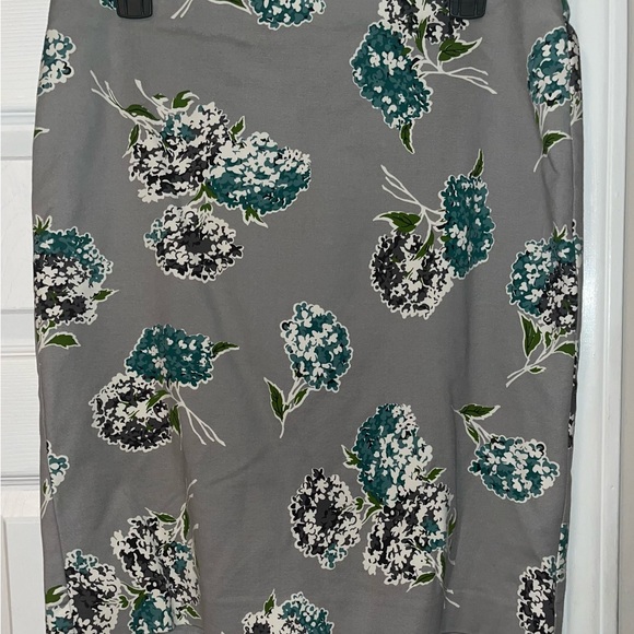 Ann Taylor Factory Floral Print Gray Skirt, Size 10 - Picture 3 of 3